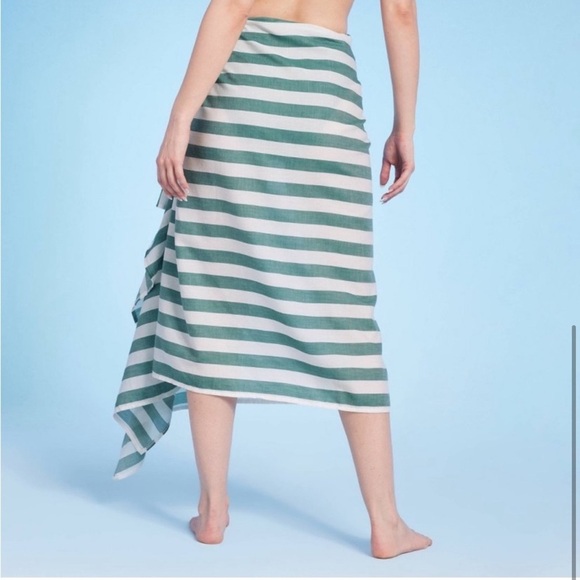 New Women’s Green and white striped Shade and Shore one size sarong. - Picture 4 of 5